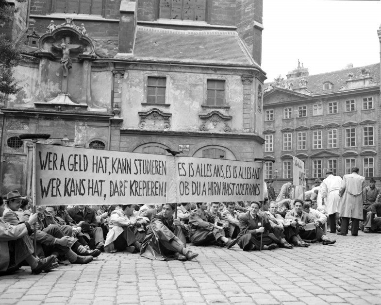 Sitzstreik Wiener Studierender vor dem Unterrichtsministerium gegen die  Erhöhung der Studiengebühren | 650 plus