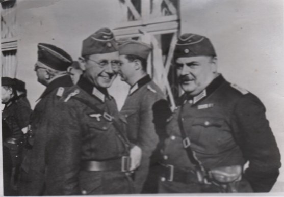 Leopold Schönbauer (right) in Wehrmacht uniform, in courtyard 1 of the  General Hospital | 650 plus